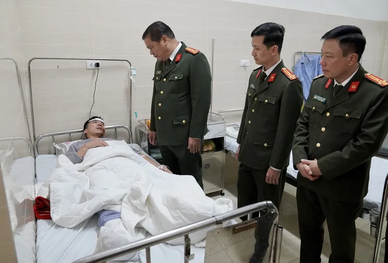 Lãnh đạo Công an Hoà Bình thăm hỏi cán bộ bị thương khi làm nhiệm vụ. Ảnh CAHB hoà bình 2.jpeg