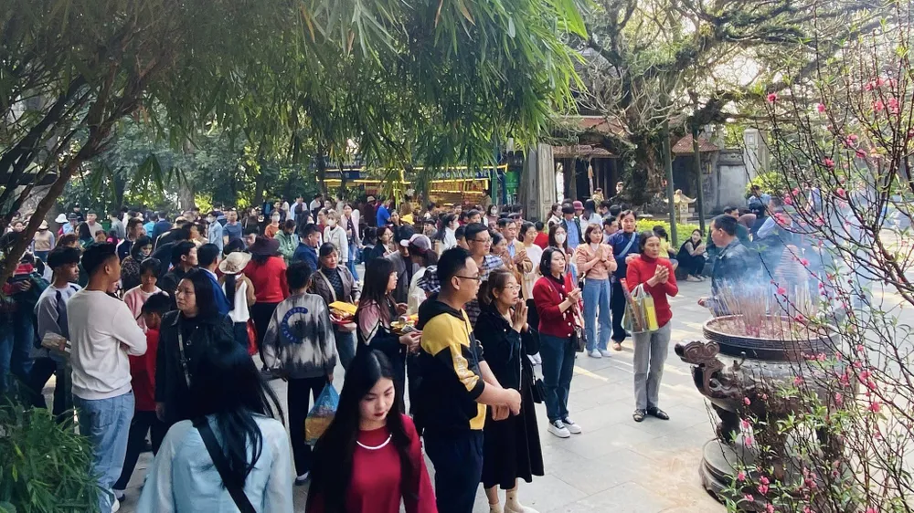 khách du lịch dâng hương tại Đền Hùng Phú Thọ những ngày đầu năm 2024.jpg