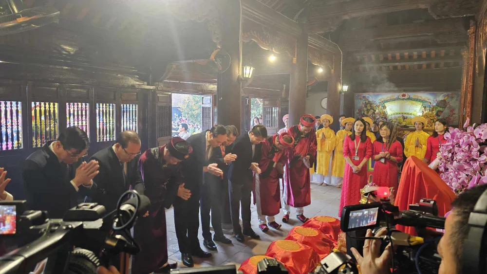 Phú Thọ dâng hương tưởng nhớ Tổ Mẫu Âu Cơ 2.jpg