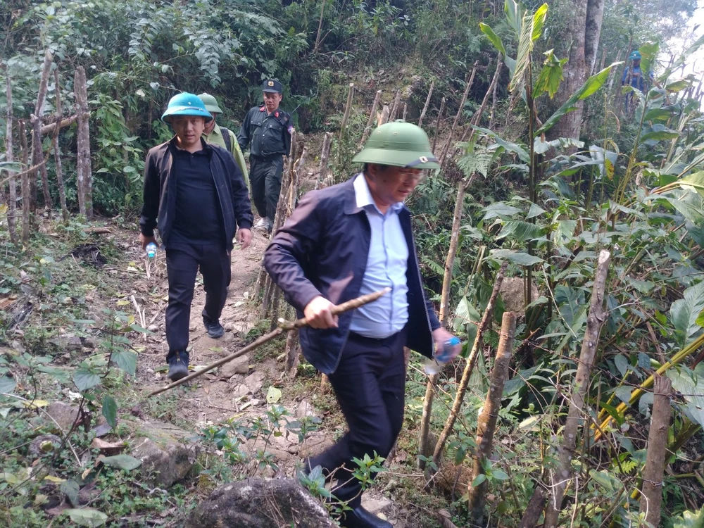 Các lực lượng nỗ lực chữa cháy tại Vườn Quốc gia Hoàng Liên.jpeg