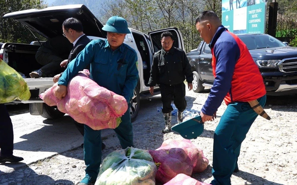 Các lực lượng nỗ lực chữa cháy tại Vườn Quốc gia Hoàng Liên.jpeg