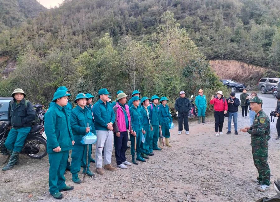 Tăng viện chữa cháy tại Vườn Quốc gia Hoàng Liên.jpeg