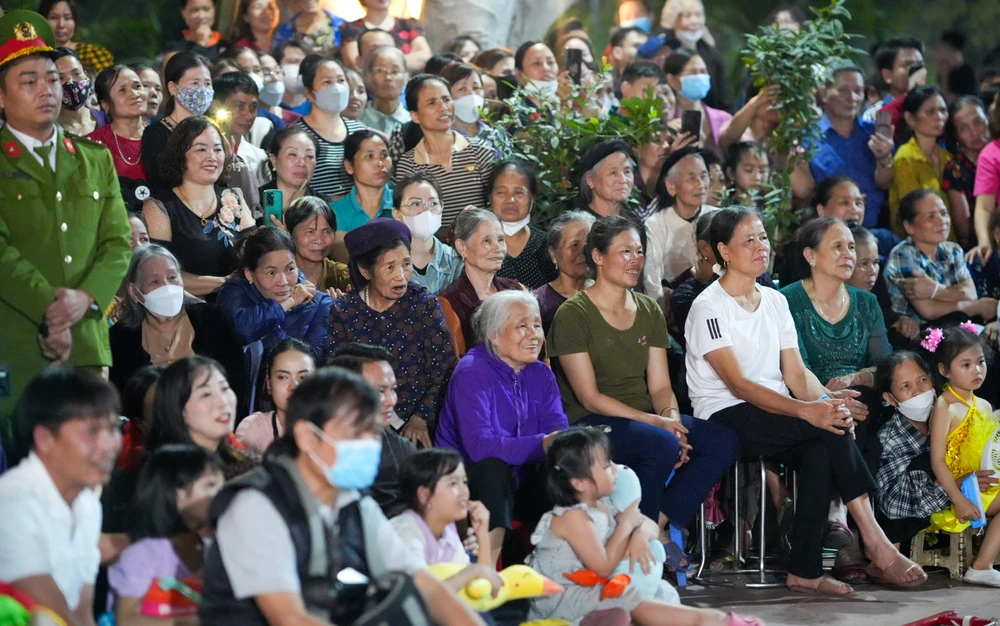 Ngàn người tập trung xem 'lễ mật' trong lễ hội Linh tinh tình phộc 2024