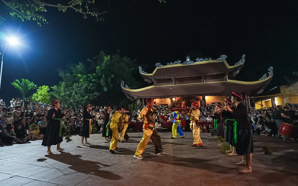 Ngàn người tập trung xem 'lễ mật' trong lễ hội Linh tinh tình phộc 2024