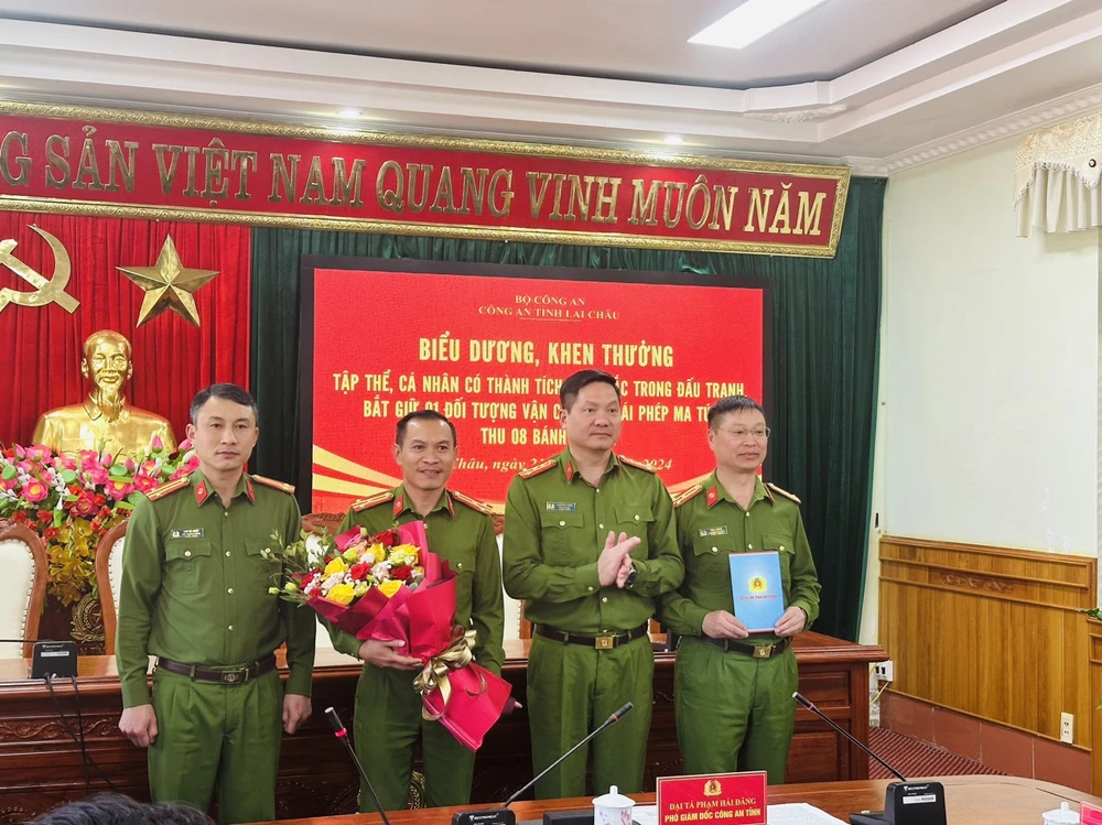 8 bánh heroin Lai Châu.jpg