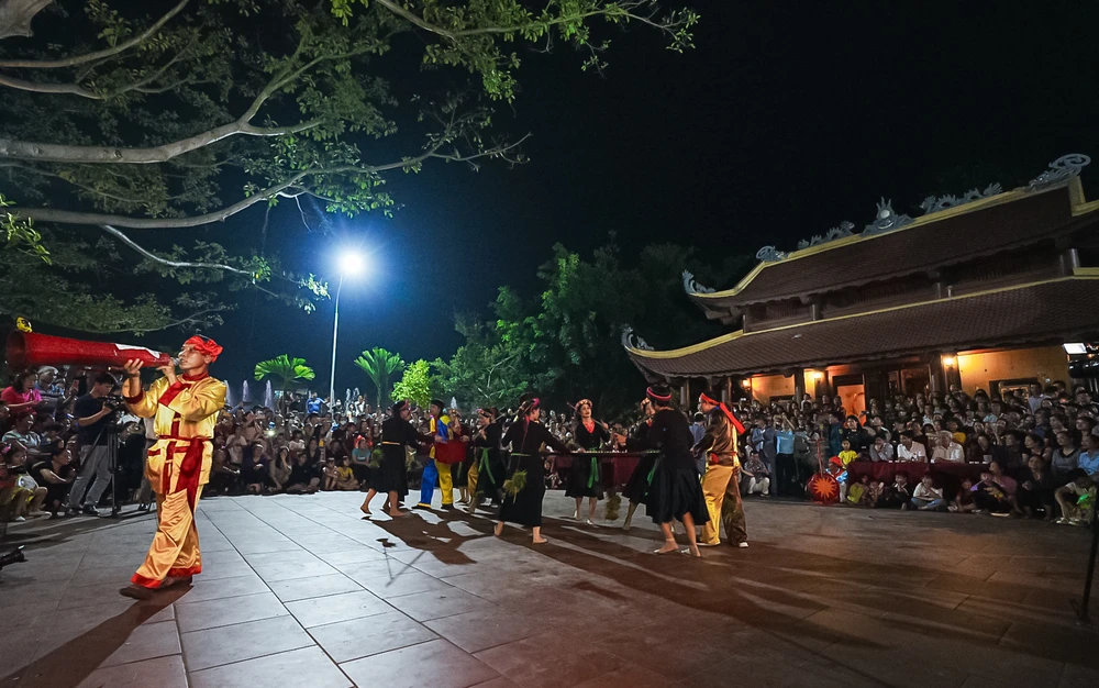 Ngàn người tập trung xem 'lễ mật' trong lễ hội Linh tinh tình phộc 2024