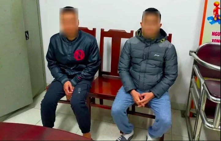 Công an làm việc với 2 thanh niên đi xe máy tạt đầu ô tô, đánh người trên đường vành đai