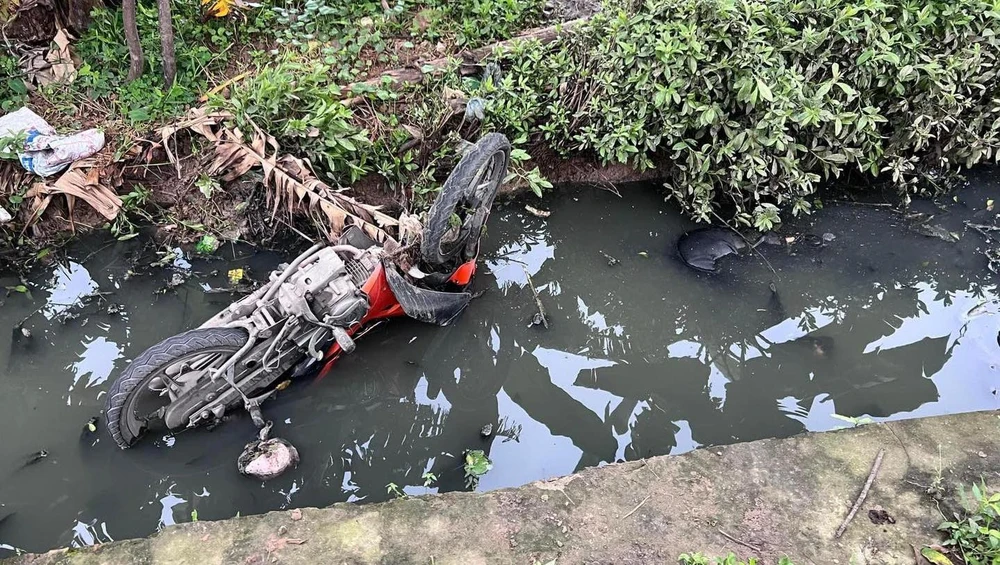 Thanh niên tử vong dưới mương nước.jpg