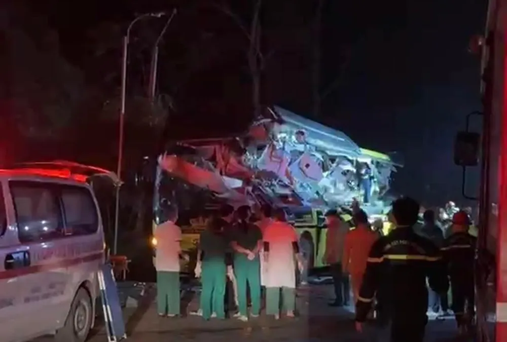 Hiện trường vụ tai nạn xe khách và xe container trên quốc lộ 2. Ảnh người dân chụp đưa lên Facebook.