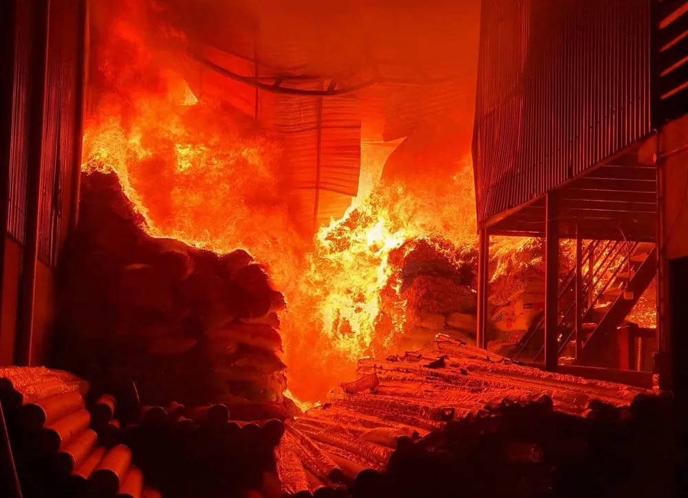 Cháy lan tại 3 cơ sở tái chế nhựa trong làng nghề ở Vĩnh Phúc.jpg