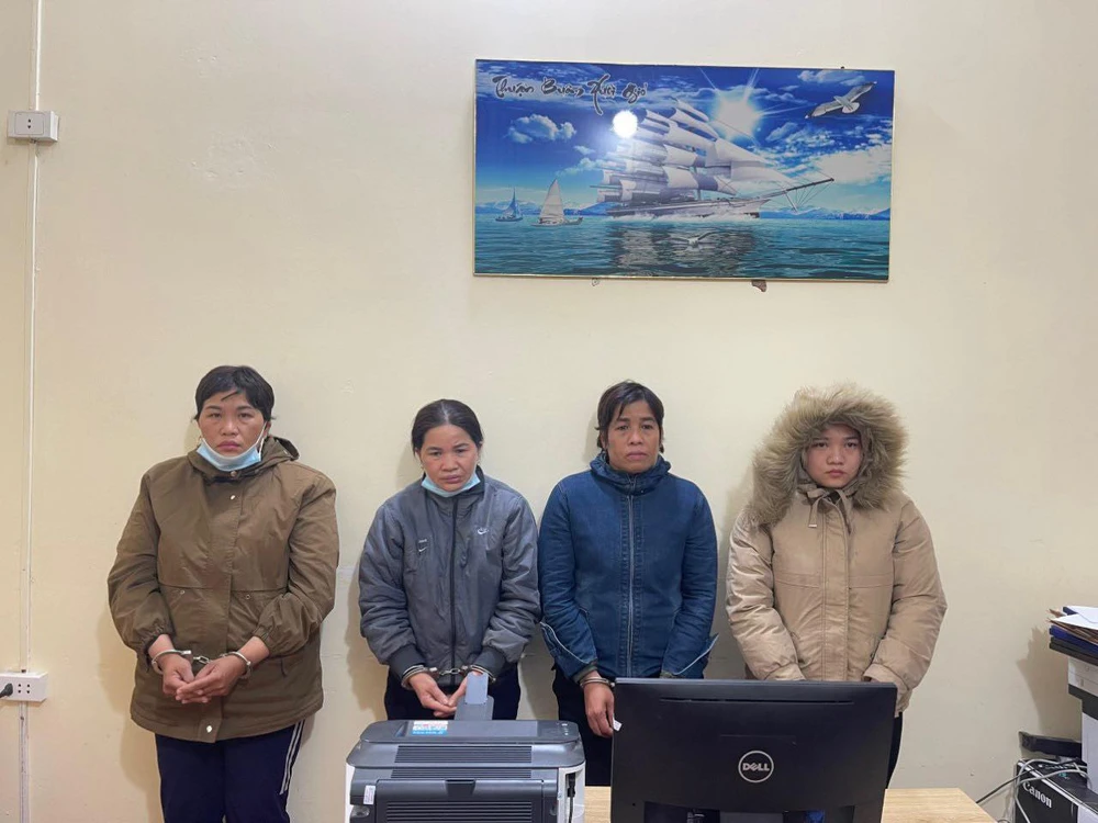 Bốn phụ nữ vờ mua hàng rồi chiếm đoạt tài sản của cụ bà 80 tuổi.jpg