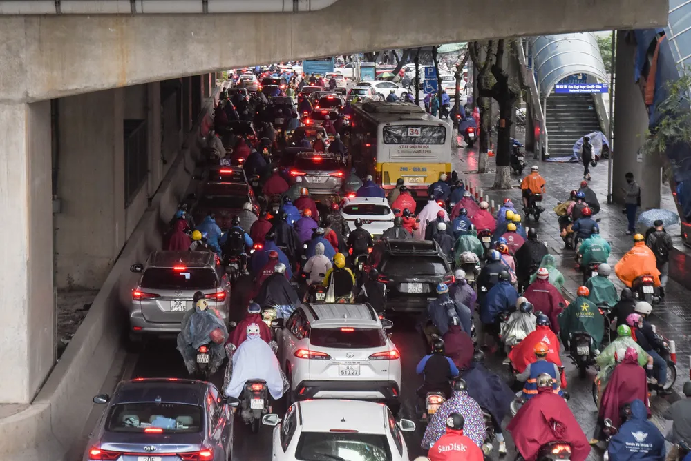 Mưa lớn lúc sáng sớm, giao thông Hà Nội ùn tắc nghiêm trọng trong ngày trở lạnh