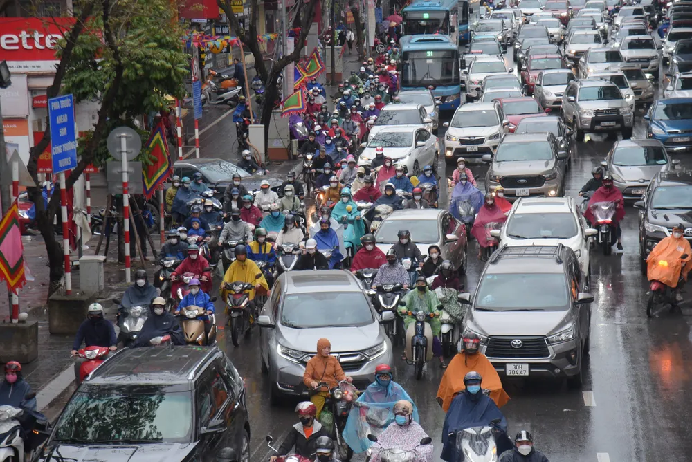 Mưa lớn lúc sáng sớm, giao thông Hà Nội ùn tắc nghiêm trọng trong ngày trở lạnh