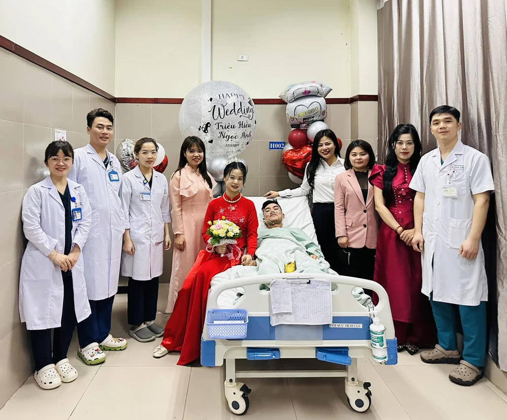 Thay vì có sự chứng kiến của hai bên gia đình, đôi bạn trẻ người Lạng Sơn có sự chứng kiến của các y bác sỹ khi trao nhẫn cưới trong bệnh viện. Ảnh BVCC Cô dâu chú rể trao nhẫn cưới trong phòng cấp cứu ở Bệnh viện Lạng Sơn.jpg