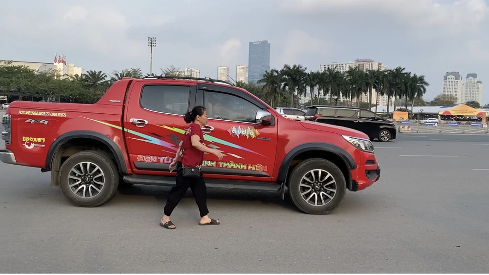 Vé trận đấu Việt Nam-Indonesia ế ẩm, phe vé nhiều hơn người mua 4.jpg