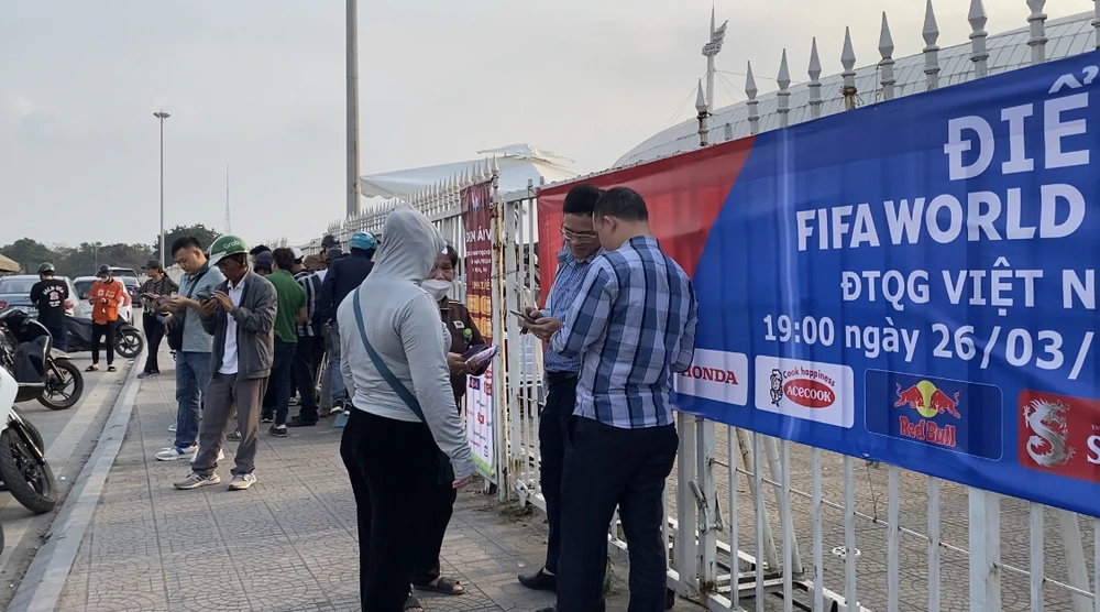 Vé trận đấu Việt Nam-Indonesia ế ẩm, phe vé nhiều hơn người mua 5.jpg