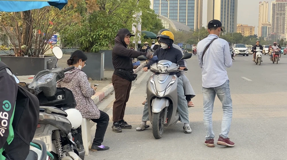 Vé trận đấu Việt Nam-Indonesia ế ẩm, phe vé nhiều hơn người mua 6.jpg