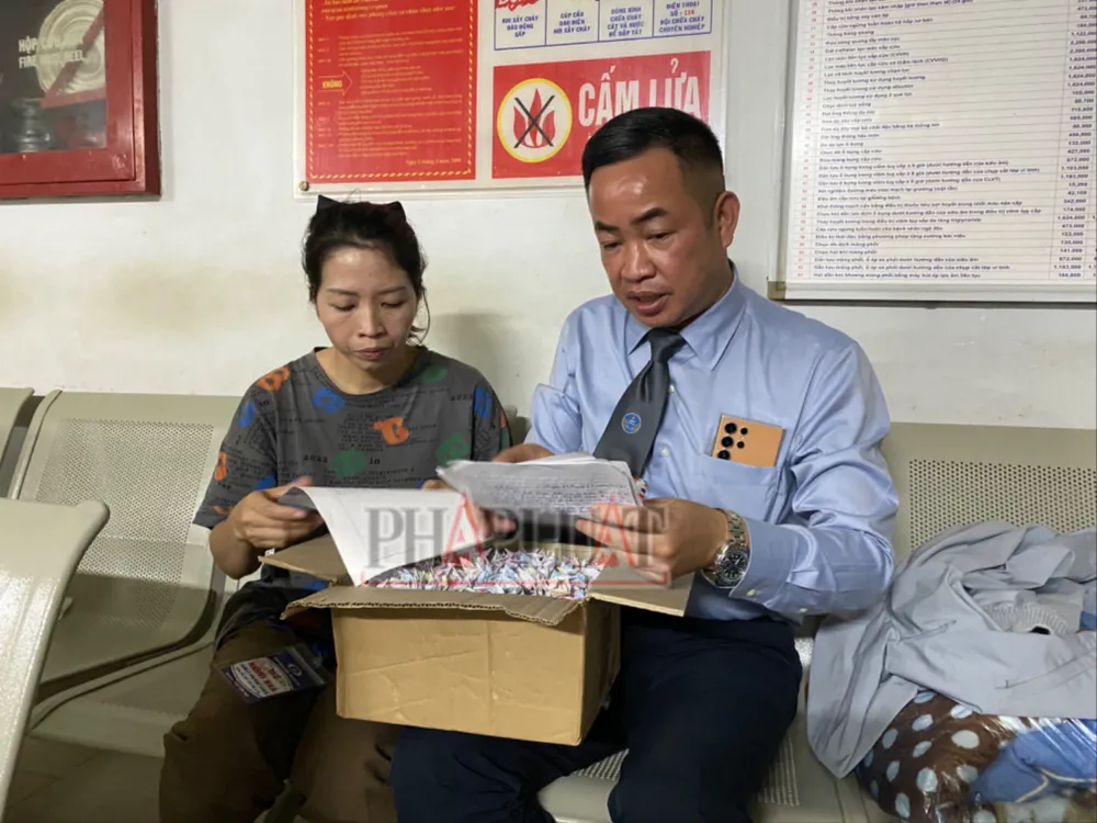 Luật sư Nguyễn Anh Thơm cùng chị Nguyễn Thị Lan tại bệnh viện Phú Thọ. Ảnh XUÂN NGUYỄN IMG_3007.jpeg