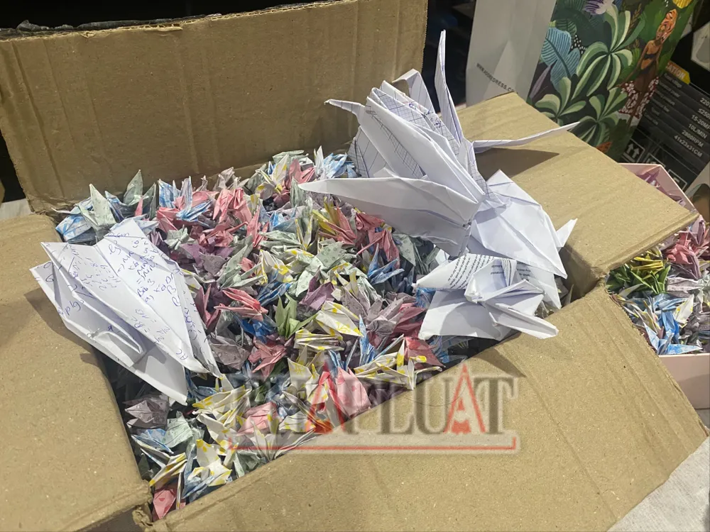 Hạc giấy may mắn gửi những lời nguyện ước tốt đẹp đến với nam sinh NHĐ. Ảnh XUÂN NGUYỄN Thư viết tay của bạn học gửi nam sinh bị đánh chết não 2.jpg