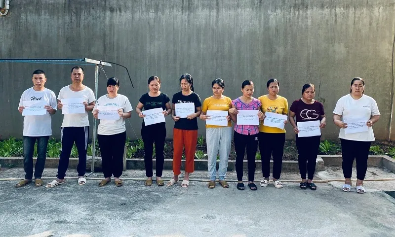 8 phụ nữ cùng 2 người đàn ông đánh bạc trên đồi.jpeg