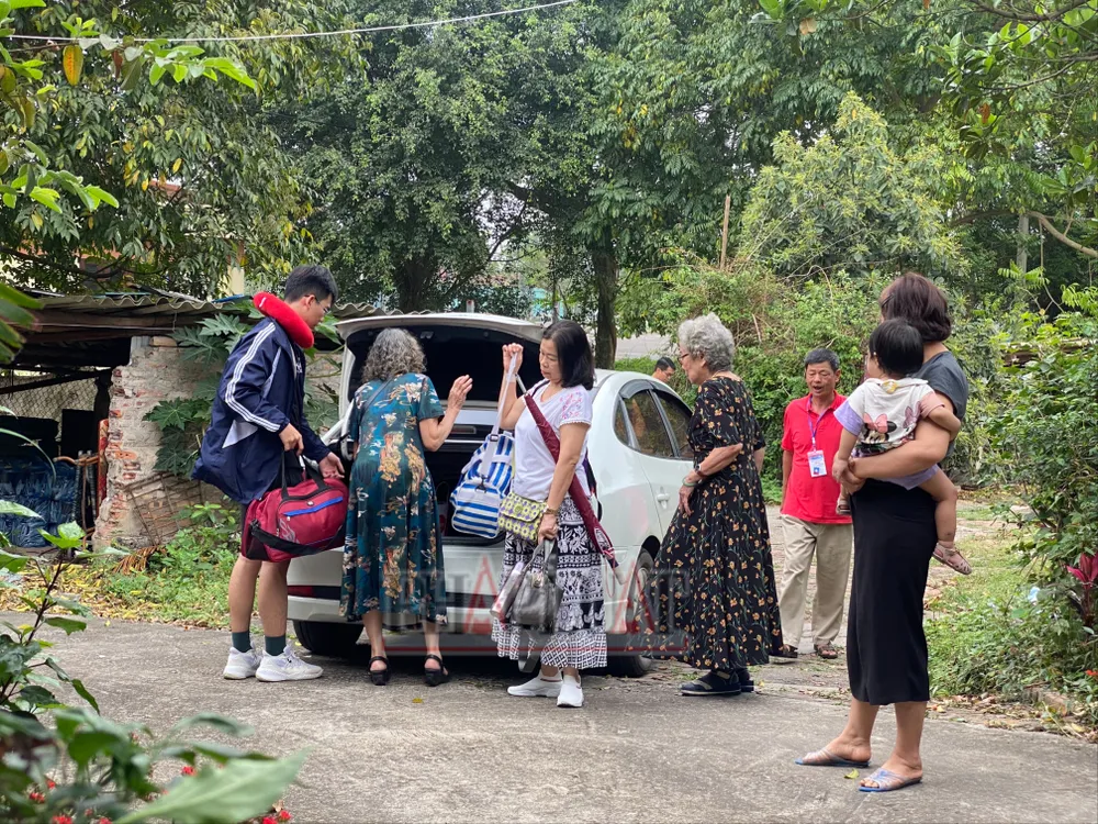 Ba chị em U80 tham gia giải chạy hướng về Giỗ Tổ Hùng Vương 2024 .JPG