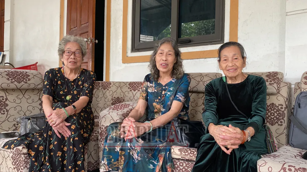 Ba chị em U80 tham gia giải chạy hướng về Giỗ Tổ Hùng Vương 2024.JPG