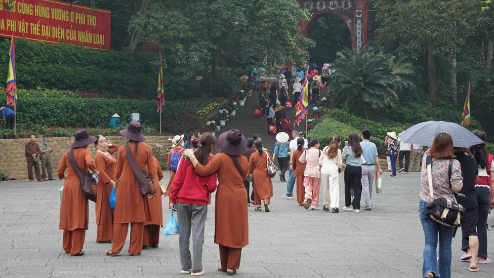 Chưa chính hội, đền Hùng đã đón cả vạn người về hành hương 1.JPG