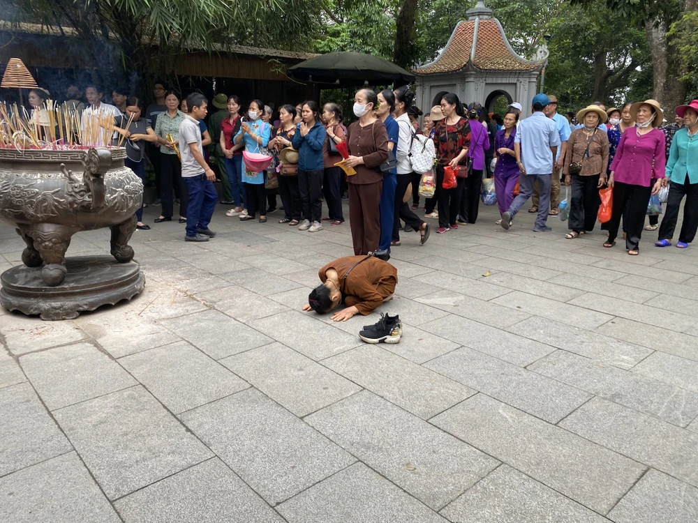 Chưa chính hội, đền Hùng đã đón cả vạn người về hành hương 11.JPG