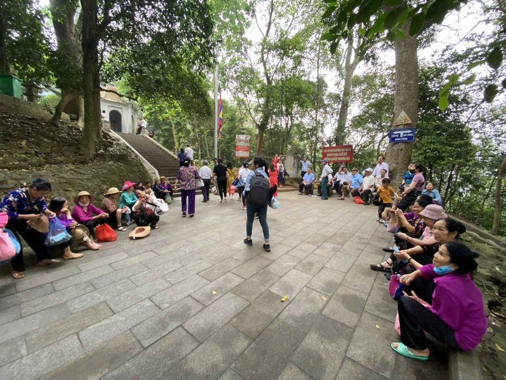 Chưa chính hội, đền Hùng đã đón cả vạn người về hành hương 12.JPG