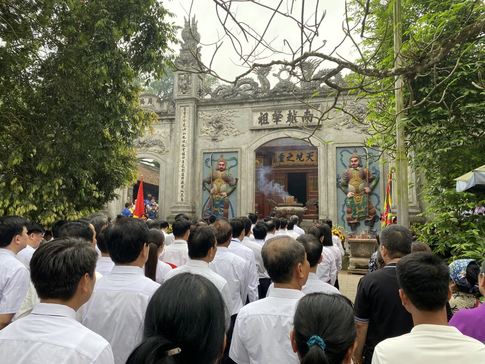 Chưa chính hội, đền Hùng đã đón cả vạn người về hành hương 17.JPG