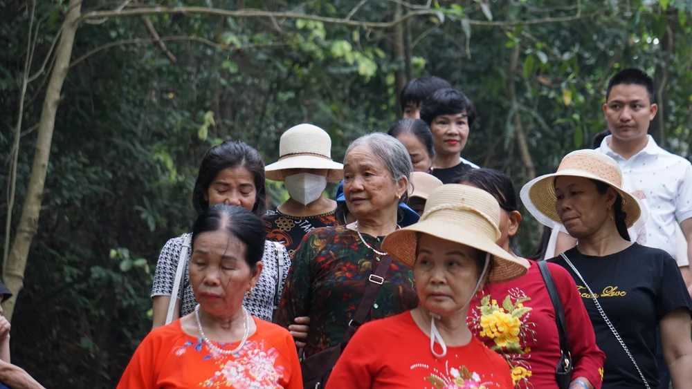 Chưa chính hội, đền Hùng đã đón cả vạn người về hành hương 6.JPG