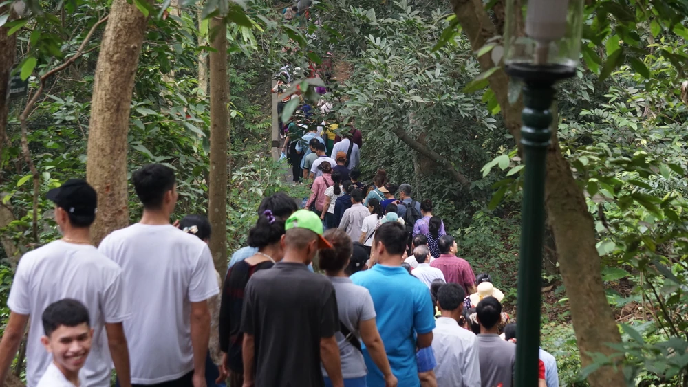 Chưa chính hội, đền Hùng đã đón cả vạn người về hành hương 7.JPG