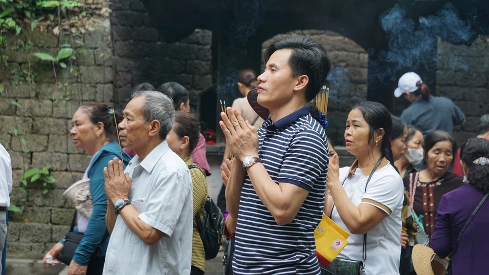 Chưa chính hội, đền Hùng đã đón cả vạn người về hành hương 9.JPG