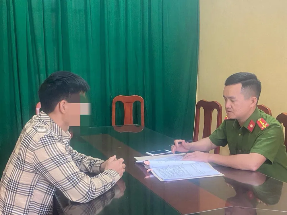 Công an làm việc với ông BVN. Ảnh CA Phạt người đàn ông để chó cắn gây thương tích cho bé 3 tuổi.jpg