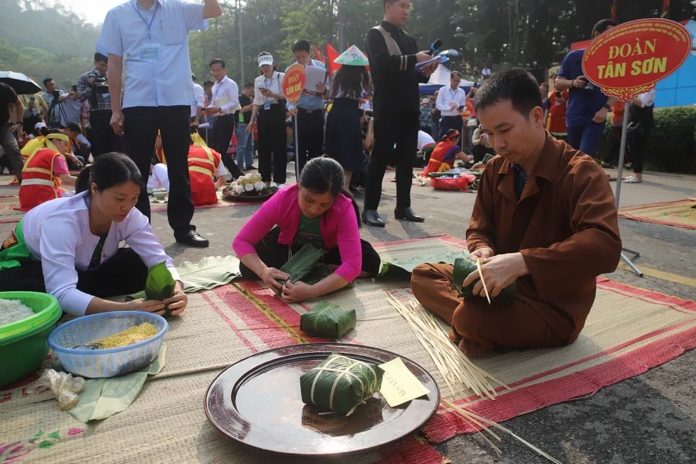 Xem 13 đội thi gói, nấu bánh chưng, giã bánh giầy dịp Giỗ Tổ Hùng Vương 12.jpg