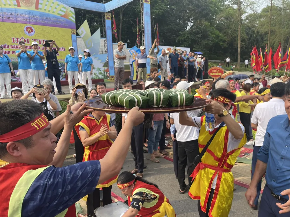 Xem 13 đội thi gói, nấu bánh chưng, giã bánh giầy dịp Giỗ Tổ Hùng Vương 2.jpg