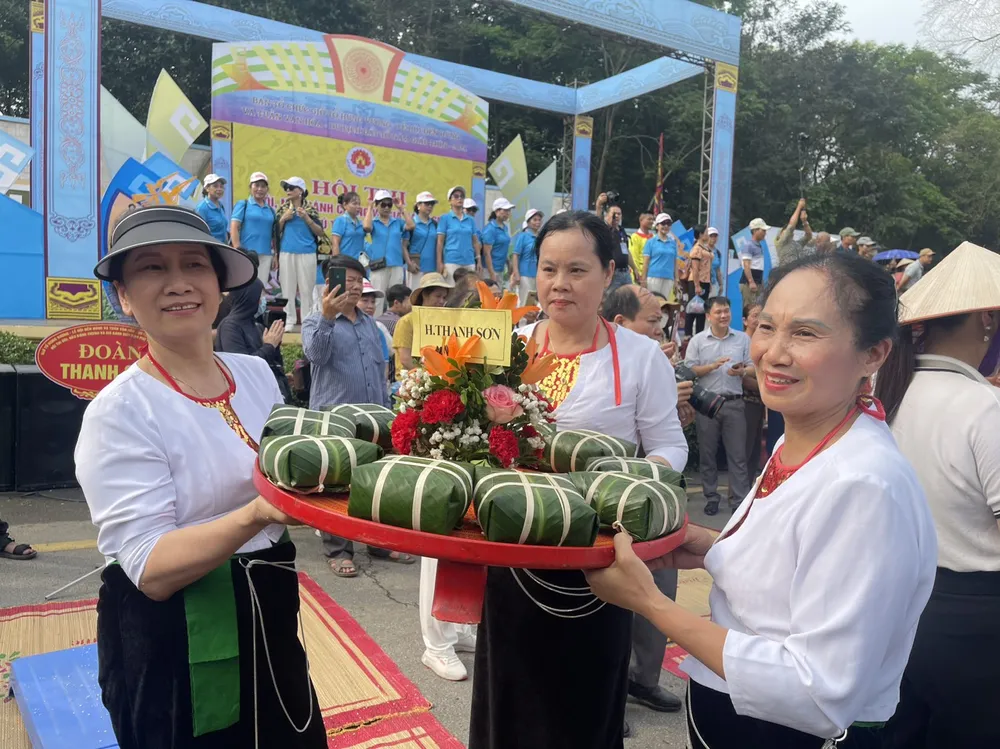 Xem 13 đội thi gói, nấu bánh chưng, giã bánh giầy dịp Giỗ Tổ Hùng Vương 9.jpg