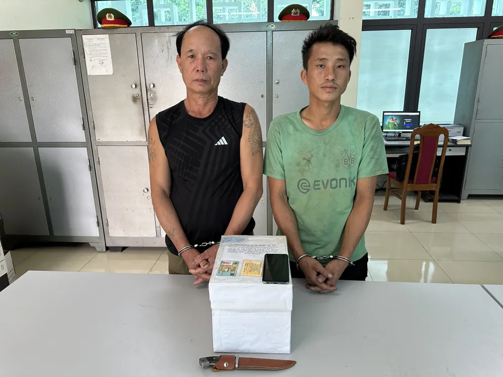 Hai đối tượng Lò Văn Phát và Sộng A Hông tại cơ quan Công an. Ảnh CA Đang vận chuyển 6.510 viên ma túy thì bị công an bắt.jpg