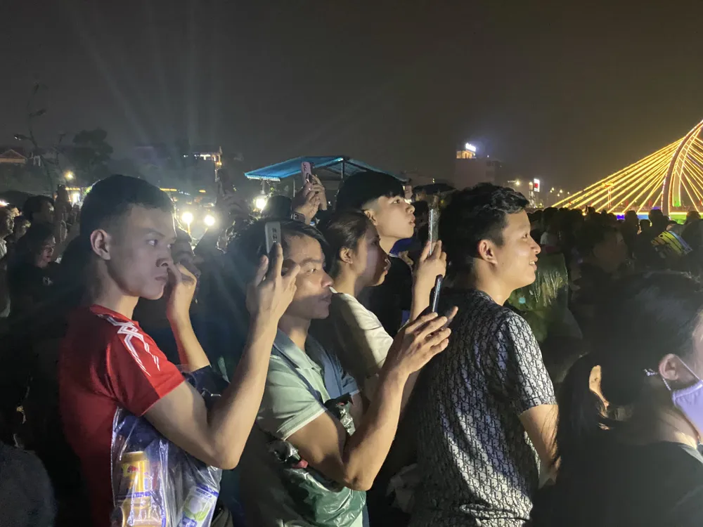 Ngàn người đội mưa xem pháo hoa hình trái tim, ngôi sao trên bầu trời Phú Thọ 2.JPG