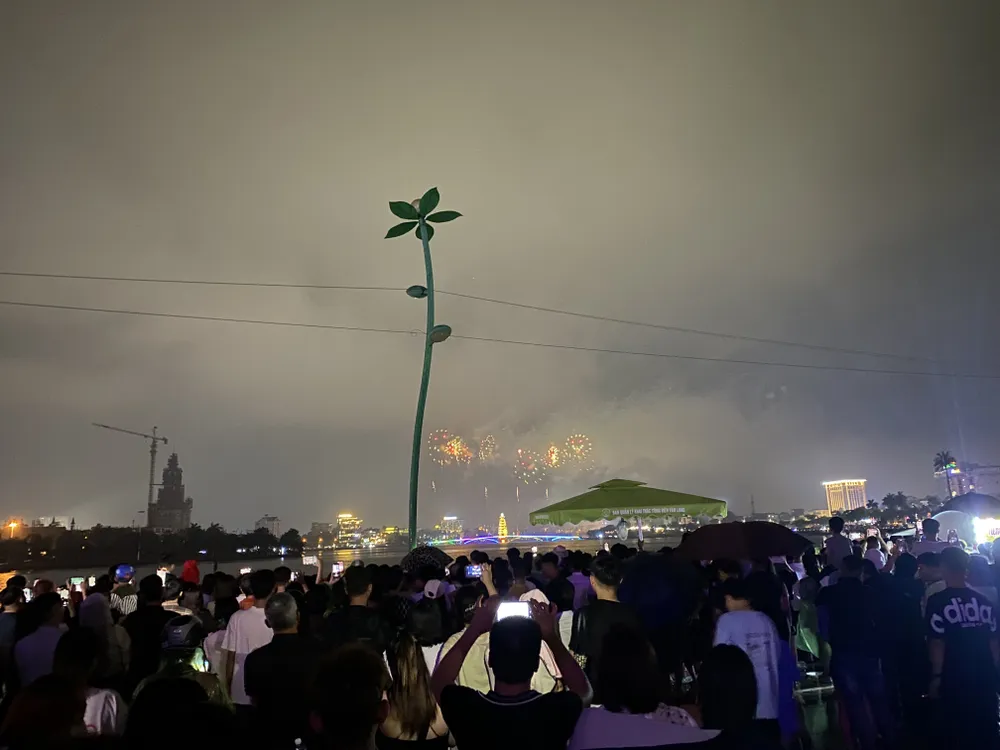 Ngàn người đội mưa xem pháo hoa hình trái tim, ngôi sao trên bầu trời Phú Thọ 3.JPG