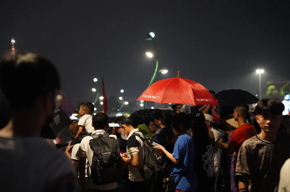 Ngàn người đội mưa xem pháo hoa hình trái tim, ngôi sao trên bầu trời Phú Thọ 6.JPG