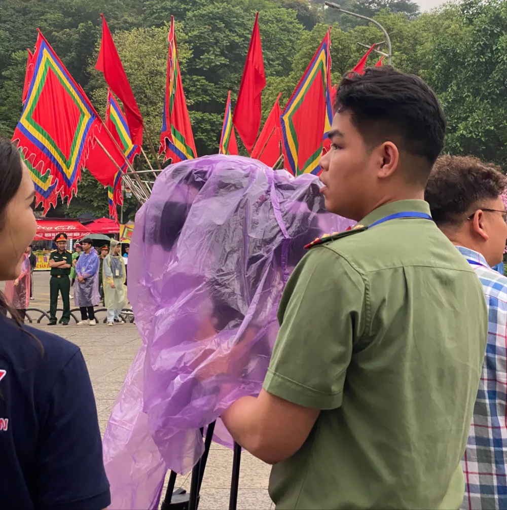 Những chiếc máy ảnh được bọc áo mưa trong ngày Giỗ Tổ Hùng Vương 12 copy.jpg