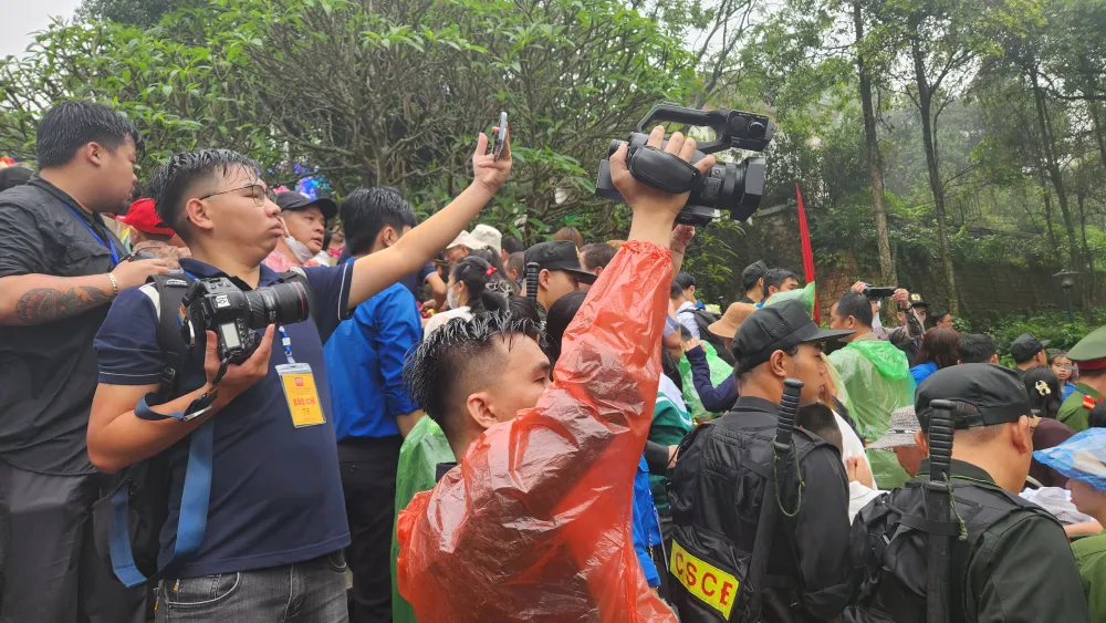 Những chiếc máy ảnh được bọc áo mưa trong ngày Giỗ Tổ Hùng Vương 2.jpg