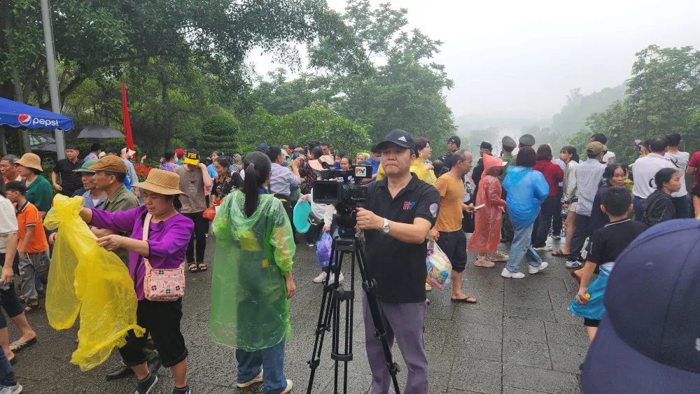 Những chiếc máy ảnh được bọc áo mưa trong ngày Giỗ Tổ Hùng Vương 3.jpg