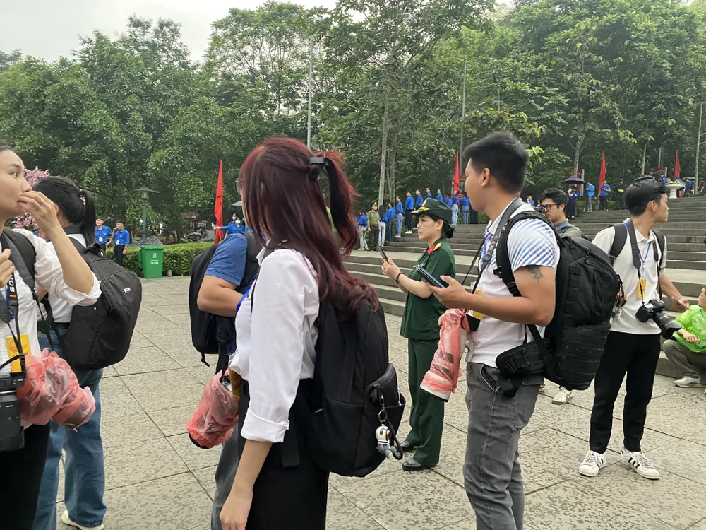 Những chiếc máy ảnh được bọc áo mưa trong ngày Giỗ Tổ Hùng Vương 5.JPG