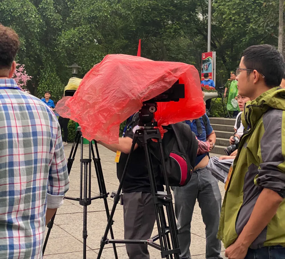 Những chiếc máy ảnh được bọc áo mưa trong ngày Giỗ Tổ Hùng Vương.JPG