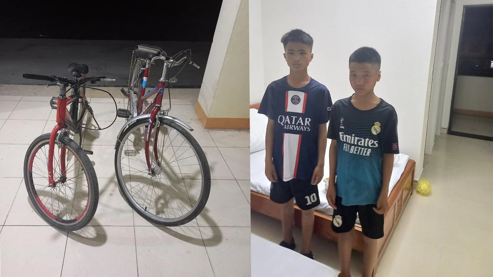 Hai trẻ đi lạc cùng chiếc xe đạp, được cho là đi từ khoảng 2 tuần trước. Ảnh CA Tìm mẹ, hai thiếu niên đi lạc nhiều ngày, không nhớ tên và địa chỉ.jpg