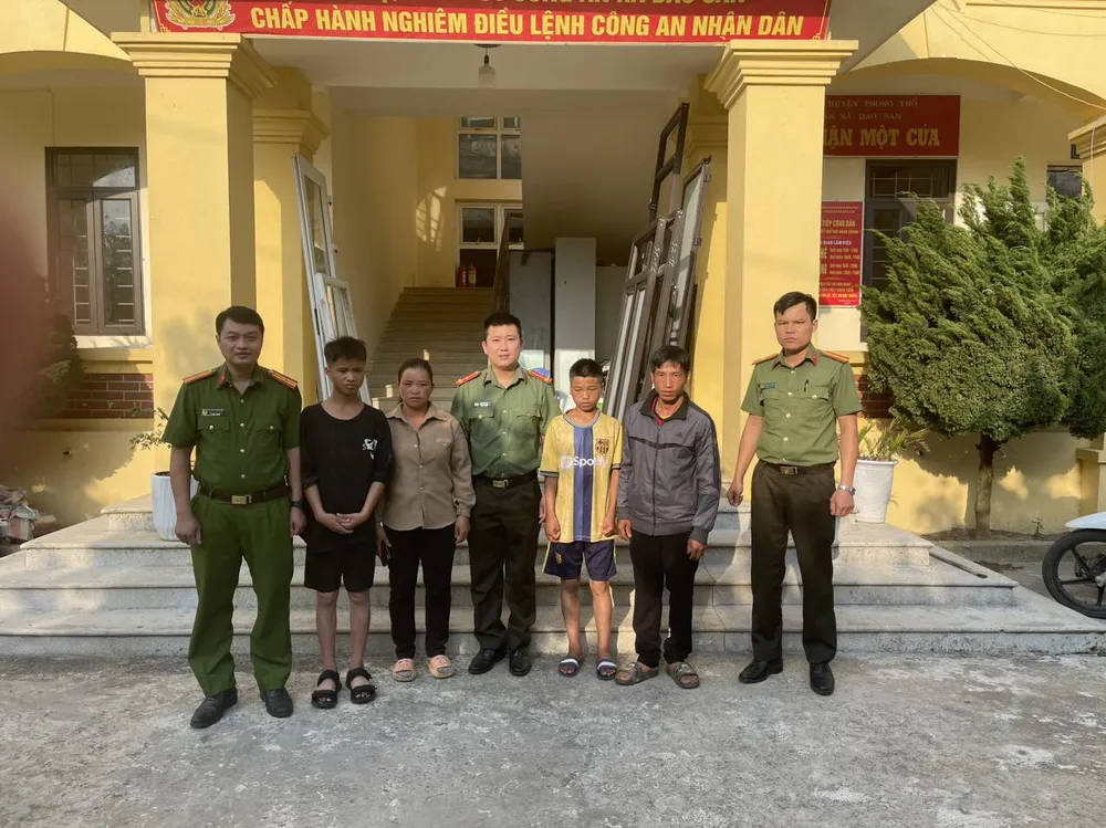 Công an huyện Mai Châu bàn giao hai thiếu niên người Mông đi lạc cho gia đình. Ảnh CA Hai thiếu niên người Mông đi lạc 500km có thể là đi tìm việc làm.jpg