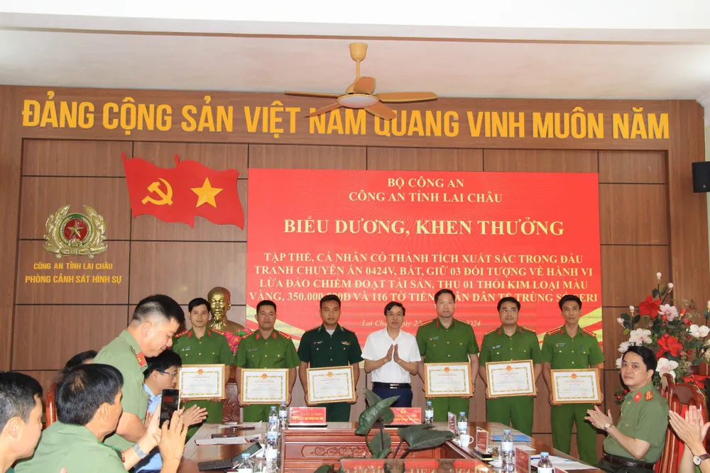 Tỉnh Lai Châu biểu dương, khen thưởng Ban chuyên án bắt giữ nhóm đối tượng lừa bán 1 kg vàng giả. Ảnh CA Muốn kiếm tiền nhanh, công chức địa chính bán vàng giả.jpg