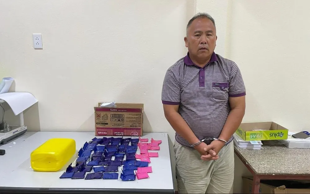 Hờ A Súa đang mang gần 11.000 viên ma túy tổng hợp đi tiêu thụ thì bị cảnh sát bắt. Ảnh CACC Đang mang gần 11.000 viên ma túy đi tiêu thụ thì bị cảnh sát bắt.jpg